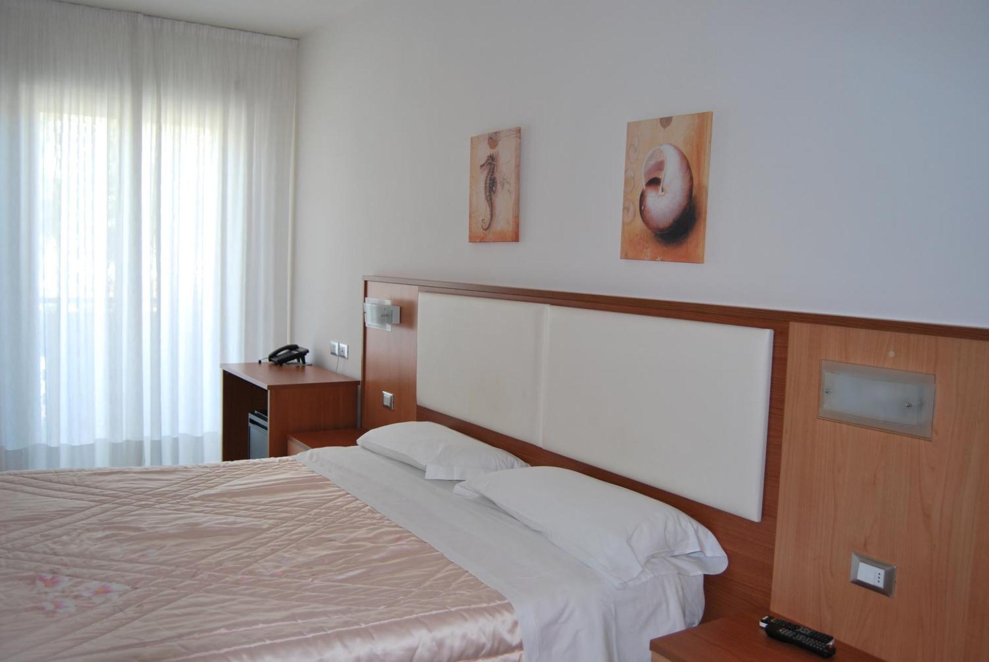 Hotel Europa Nereto Bagian luar foto