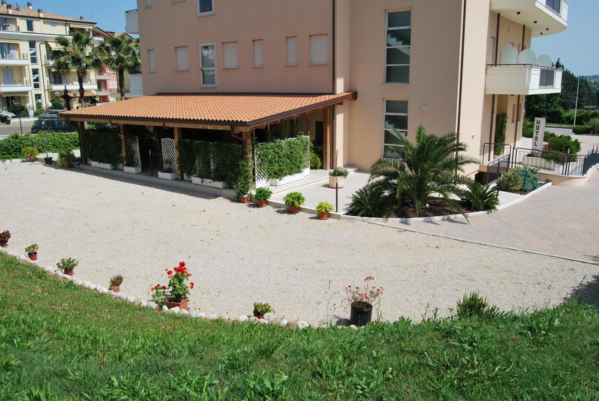 Hotel Europa Nereto Bagian luar foto