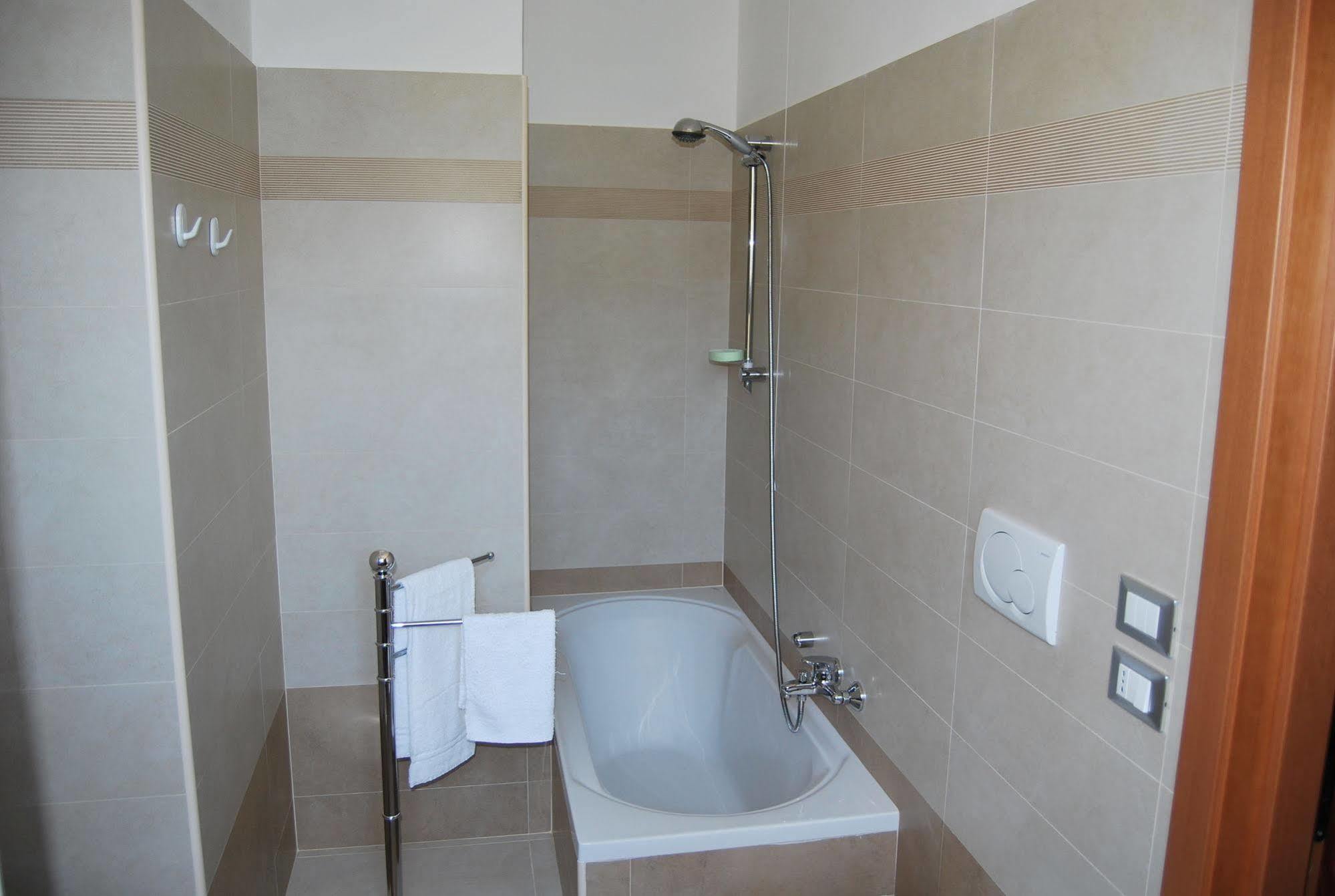 Hotel Europa Nereto Bagian luar foto