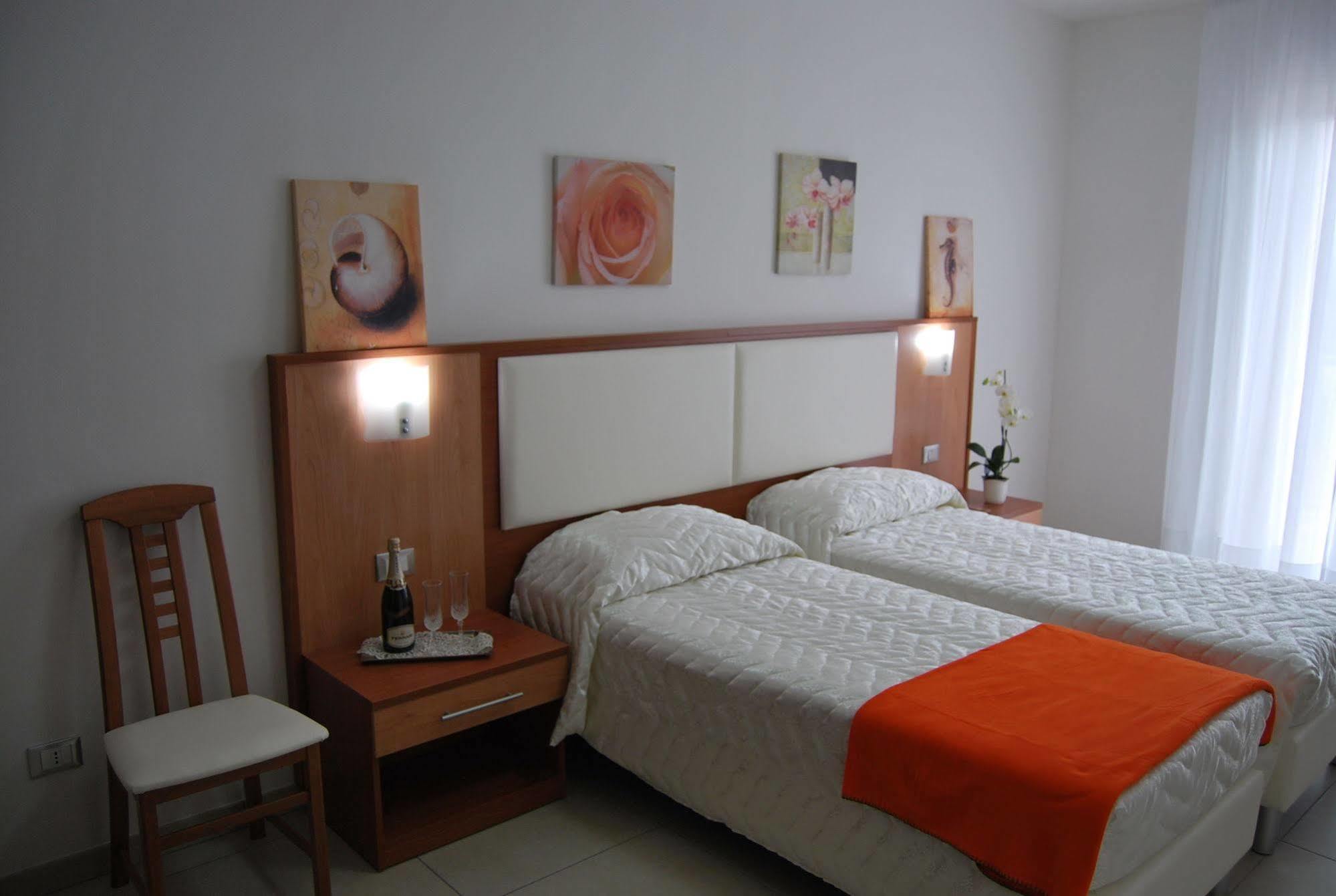 Hotel Europa Nereto Bagian luar foto