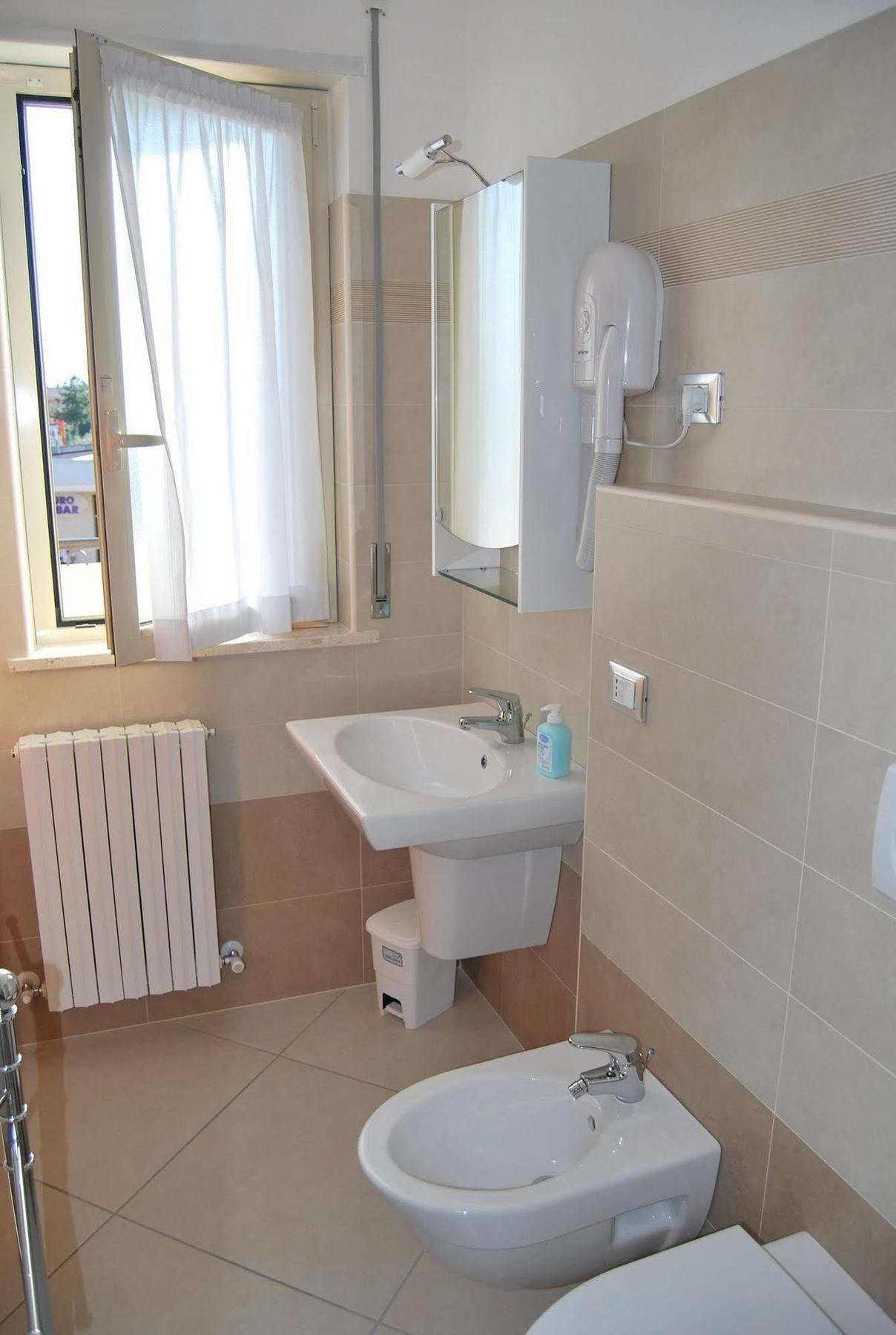 Hotel Europa Nereto Bagian luar foto