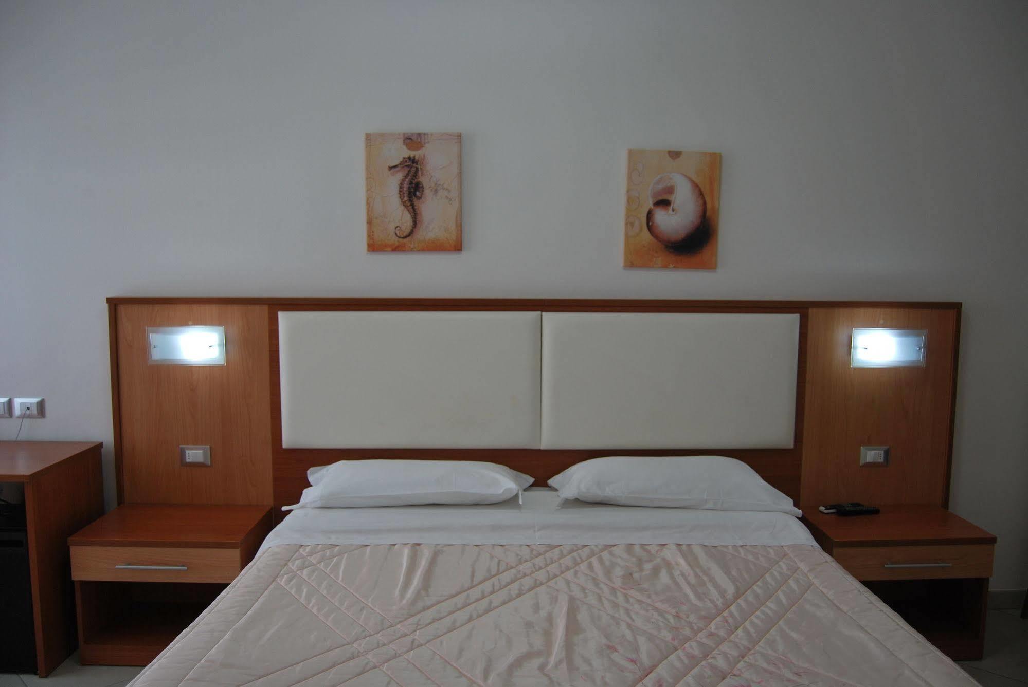Hotel Europa Nereto Bagian luar foto