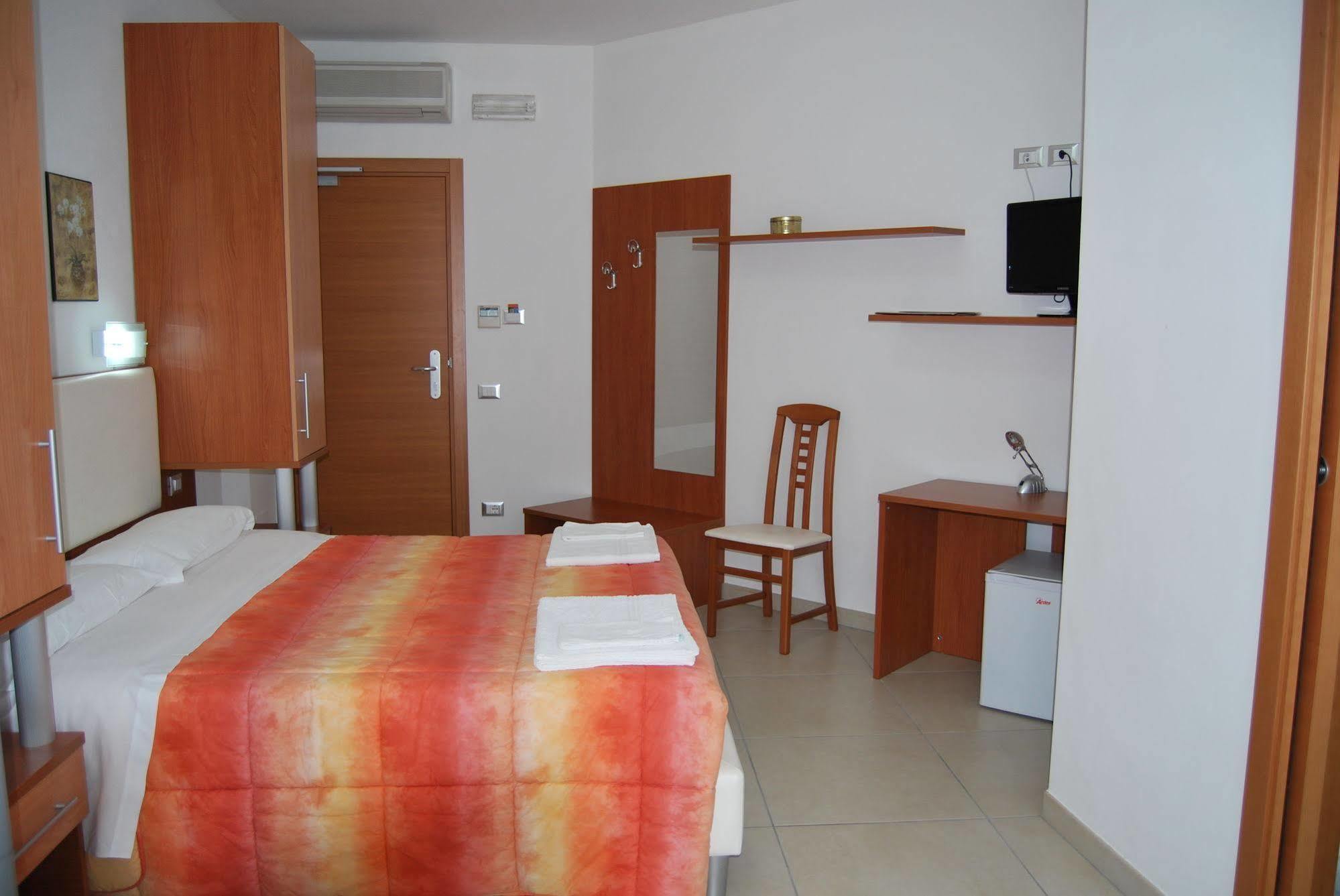 Hotel Europa Nereto Bagian luar foto