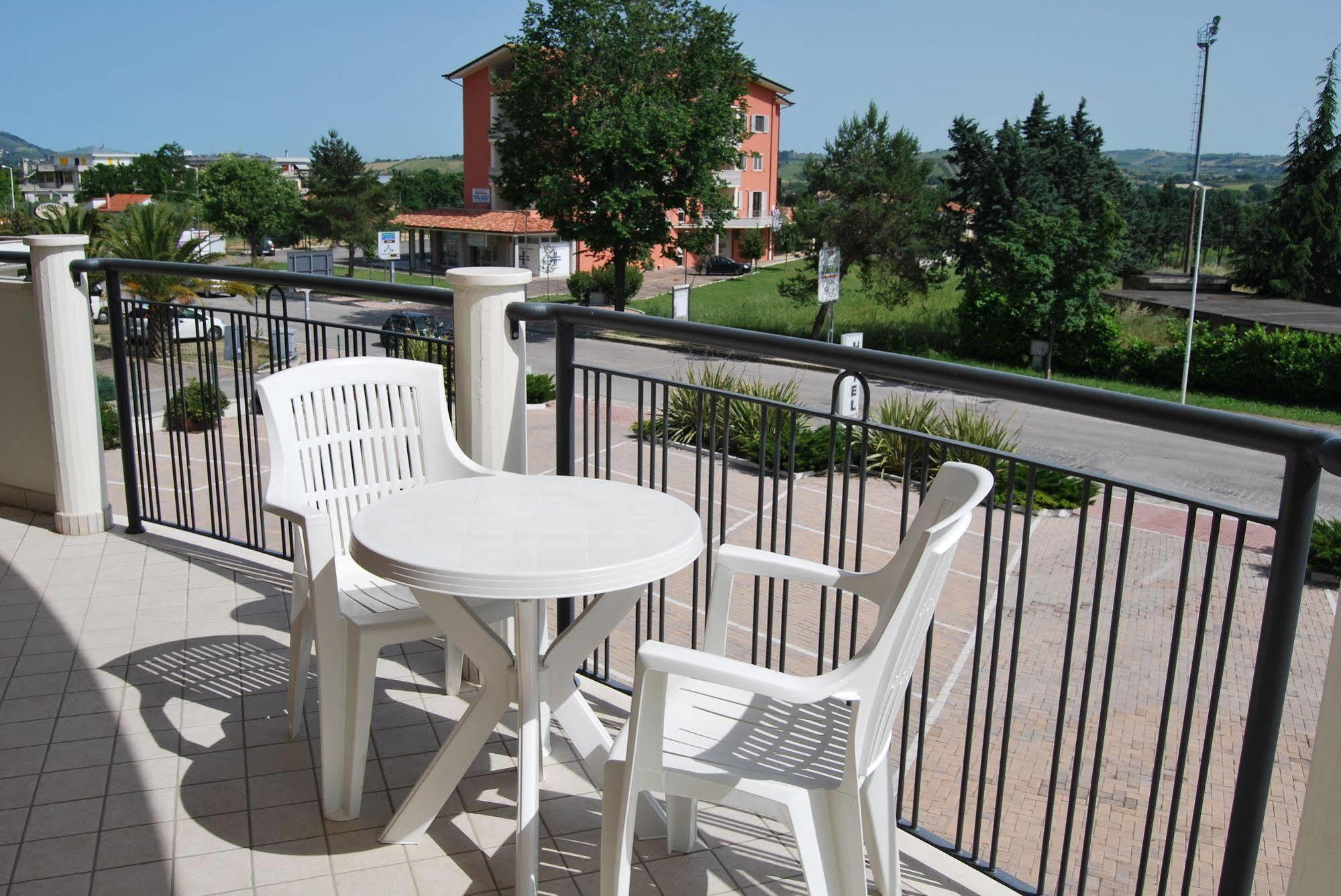 Hotel Europa Nereto Bagian luar foto