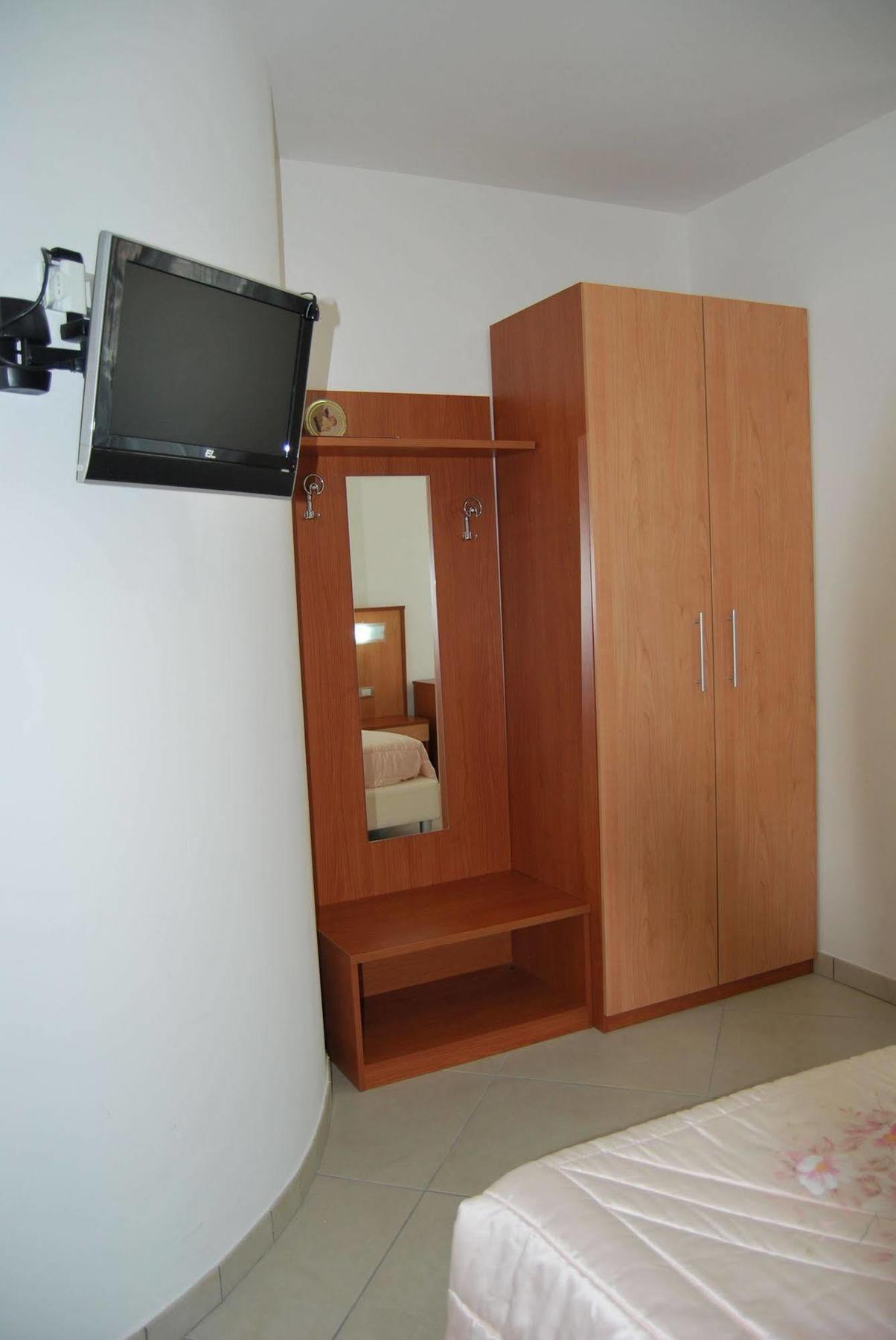 Hotel Europa Nereto Bagian luar foto